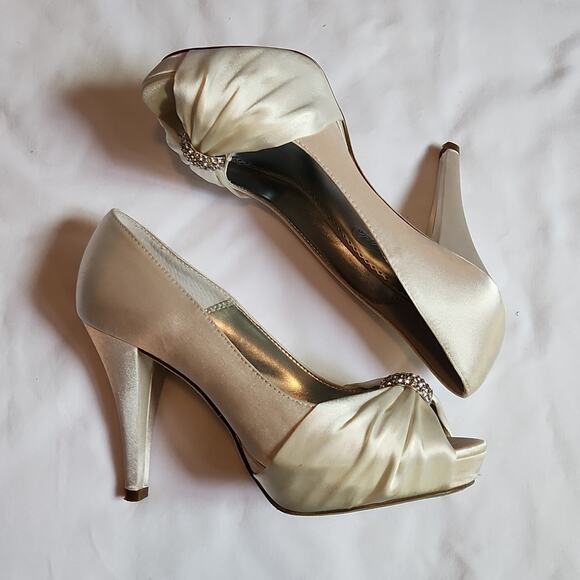 Beautiful Michaelangelo Diana ivory heels, size 7.5 - Picture 8 of 13